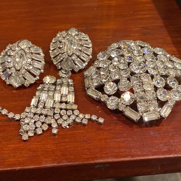 Unsigned Weiss  Clear Crystal Earrings. Silver Tone. Clip Backs. - Picture 15 of 15